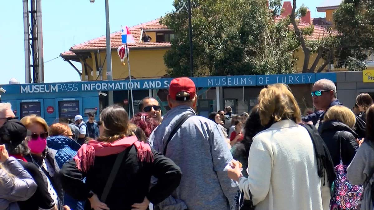 Turizm sezonunun açılması ile birlikte turist akınına uğrayan İstanbul'a, bu yıl 15 milyonun üzerinde turist gelmesi bekleniyor.