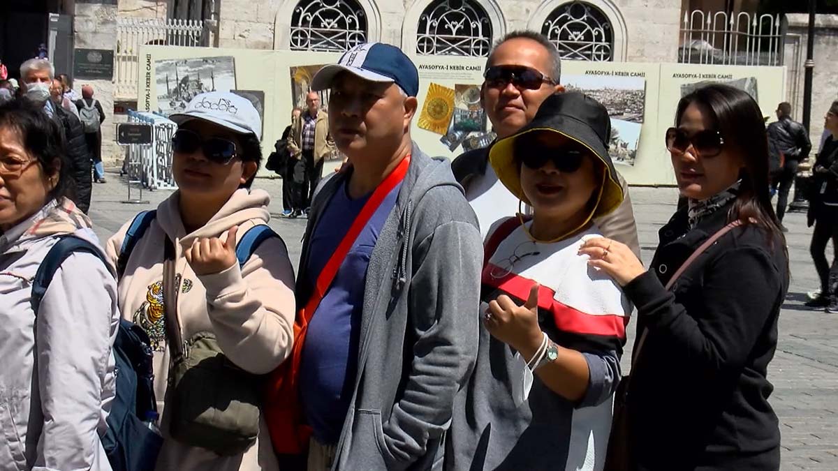 Turizm sezonunun açılması ile birlikte turist akınına uğrayan İstanbul'a, bu yıl 15 milyonun üzerinde turist gelmesi bekleniyor.