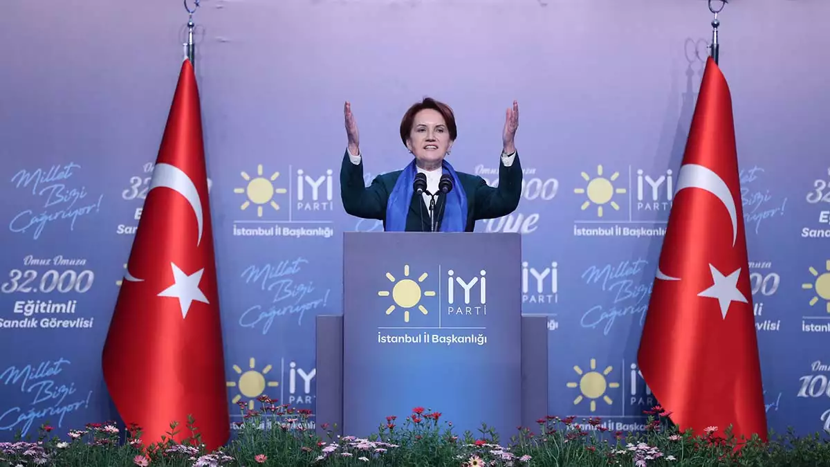 İyi̇ parti i̇stanbul'da 100 bin üyeye ulaşmasını kutladı. Partililere seslenen i̇yi̇ parti genel başkanı meral akşener, i̇stanbul’da 100 bin kişilik bir aile olduklarını ifade ederek, "i̇stanbul’da birinci parti olacağız biz" dedi. Akşener, i̇yi̇ parti’ye üye olan emekli askeri hakim ahmet zeki üçok’a da rozet taktı.