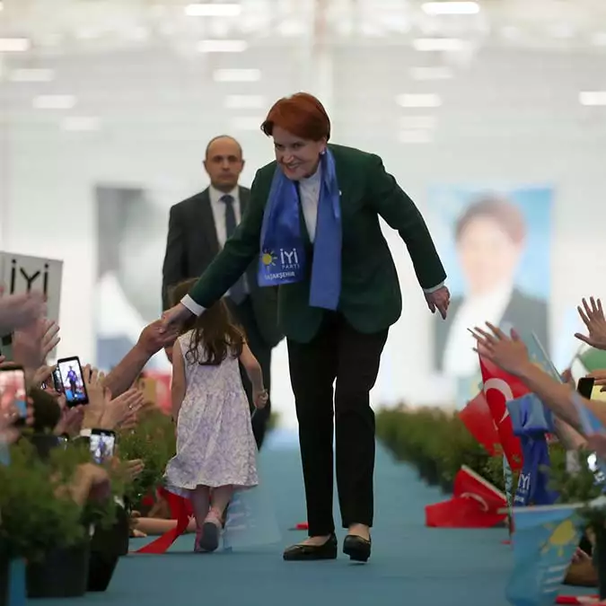 İyi̇ parti i̇stanbul'da 100 bin üyeye ulaşmasını kutladı