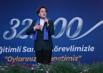 İYİ Parti İstanbul'da 100 bin üyeye ulaşmasını kutladı. Partililere seslenen İYİ Parti Genel Başkanı Meral Akşener, İstanbul’da 100 bin kişilik bir aile olduklarını ifade ederek, "İstanbul’da birinci parti olacağız biz" dedi. Akşener, İYİ Parti’ye üye olan emekli askeri hakim Ahmet Zeki Üçok’a da rozet taktı.