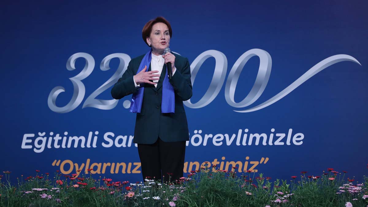 İYİ Parti İstanbul'da 100 bin üyeye ulaşmasını kutladı. Partililere seslenen İYİ Parti Genel Başkanı Meral Akşener, İstanbul’da 100 bin kişilik bir aile olduklarını ifade ederek, "İstanbul’da birinci parti olacağız biz" dedi. Akşener, İYİ Parti’ye üye olan emekli askeri hakim Ahmet Zeki Üçok’a da rozet taktı.