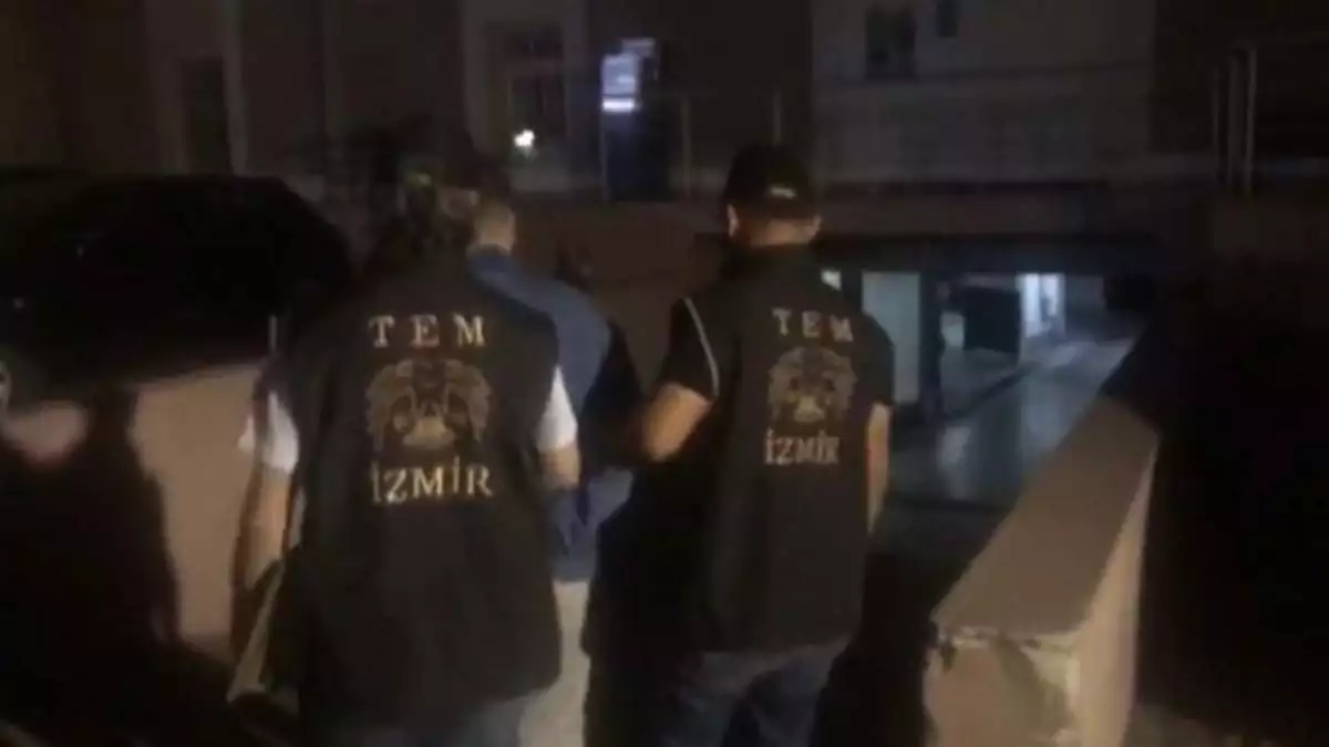 İzmir merkezli 26 ilde fetö/pdy'nin 'tsk yapılanması'na  yönelik yürütülen soruşturma kapsamında, 60 şüpheli hakkında gözaltı kararı verildi.  