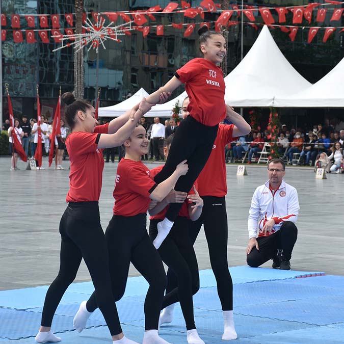 İzmir'de 19 Mayıs Atatürk'ü Anma Gençlik ve Spor Bayramı, çeşitli etkinliklerle kutlanırken, halkın törenlere katımı da yoğun oldu.