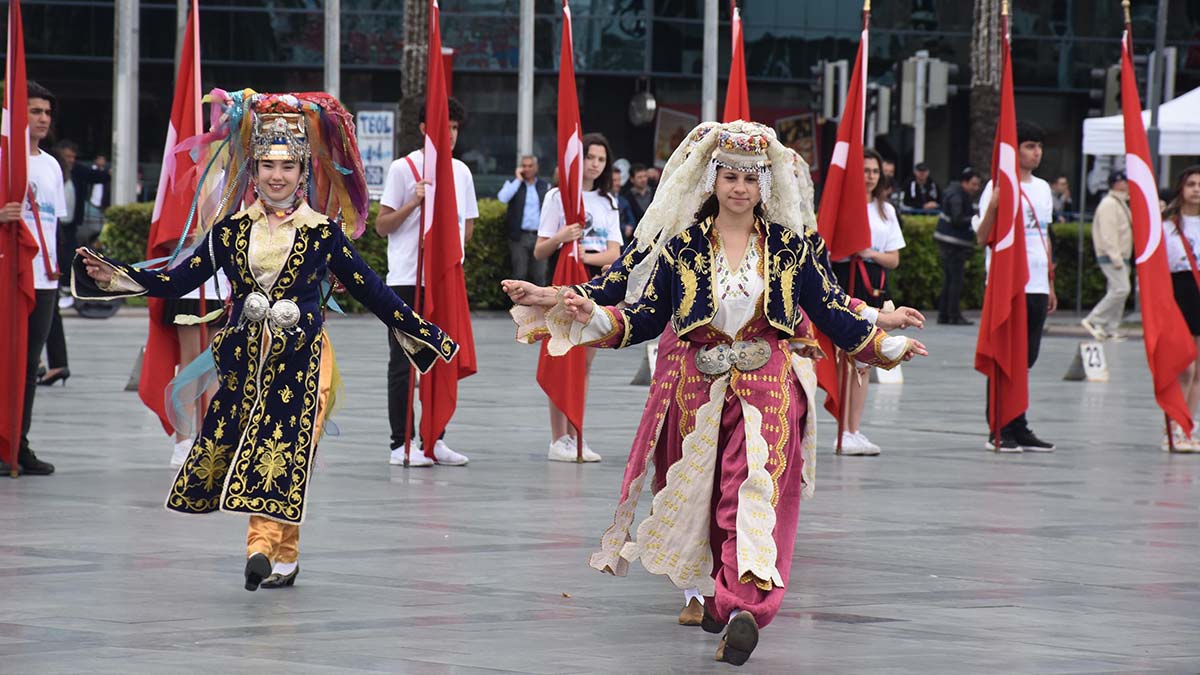 İzmir'de 19 Mayıs coşkuyla kutlandı