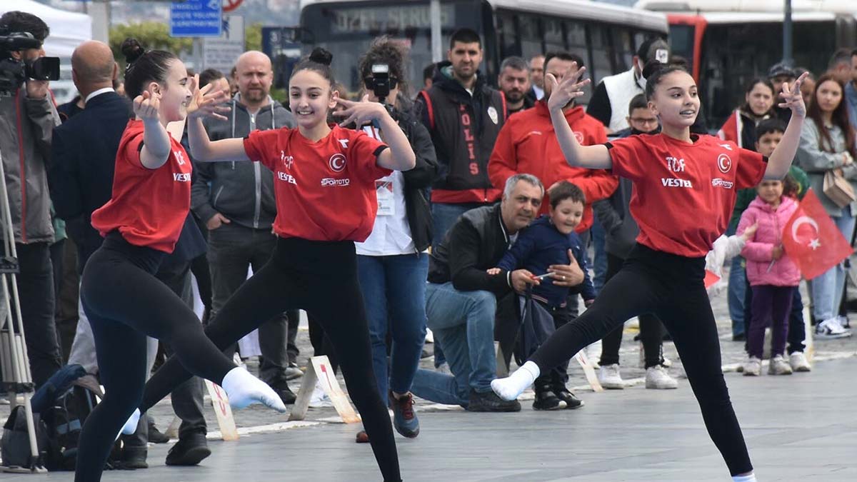İzmir'de 19 Mayıs coşkuyla kutlandı