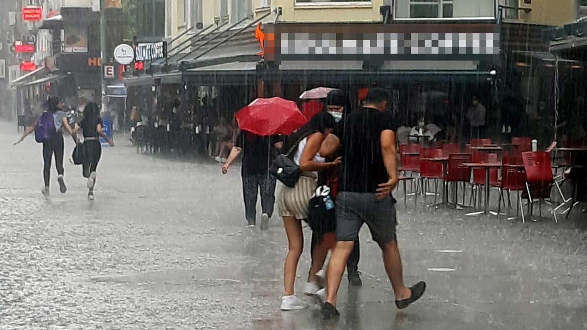 İzmir'in 3 ilçesine kuvvetli sağanak uyarısı