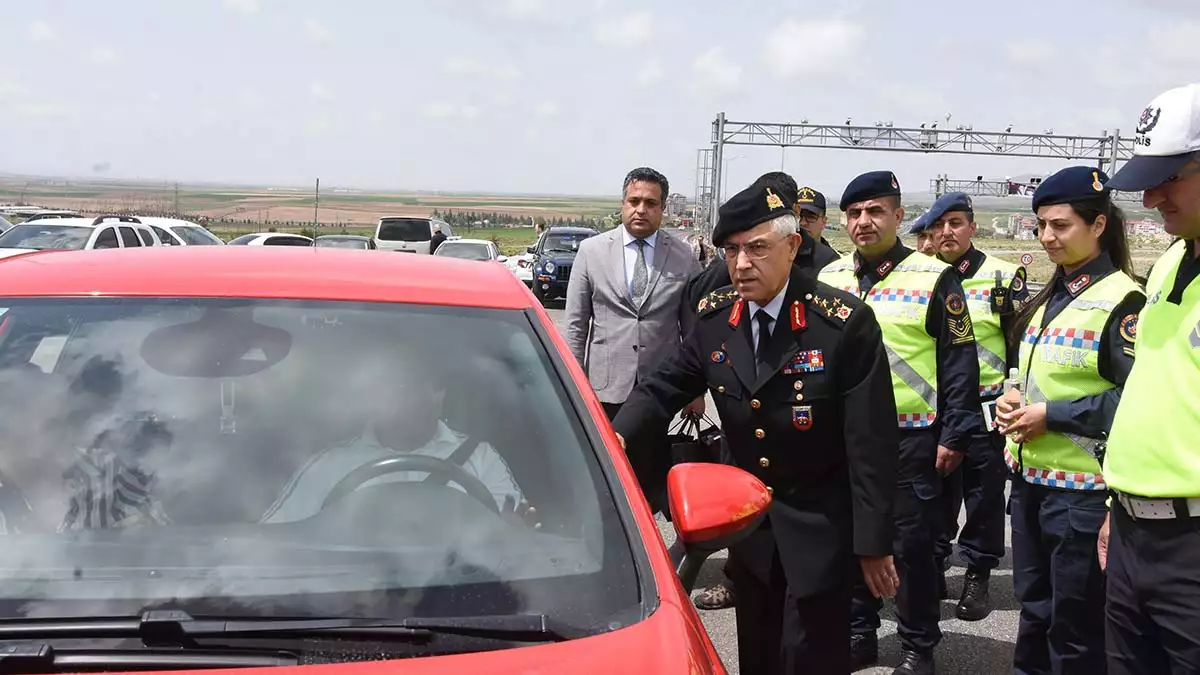 Jandarma genel komutanı orgeneral arif çetin, "trafik güvenliği için 208 bin kişi yollardayız. Vatandaşlarımızın güvenli bir şekilde seyahat etmesi için uyarılarda bulunuyoruz" dedi.