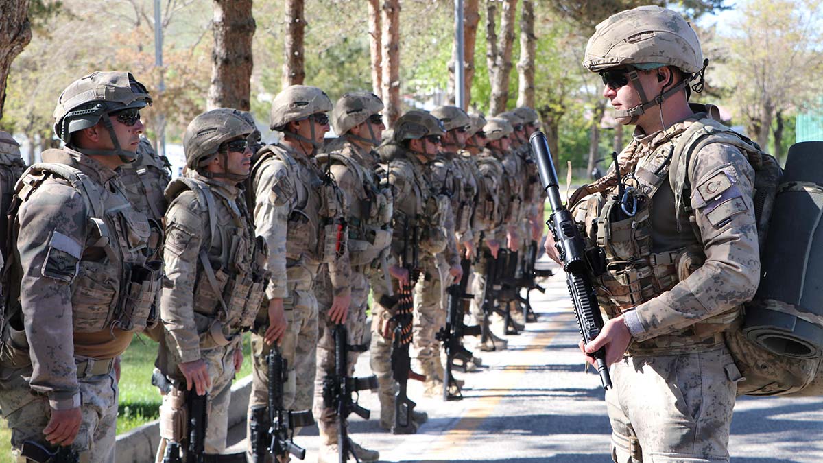 Sınırdan ve denizden kaçak geçerken insansız hava araçları ile takip edilerek yakalanan kaçak göçmenlerin kaçış anları kameralara yansıdı.