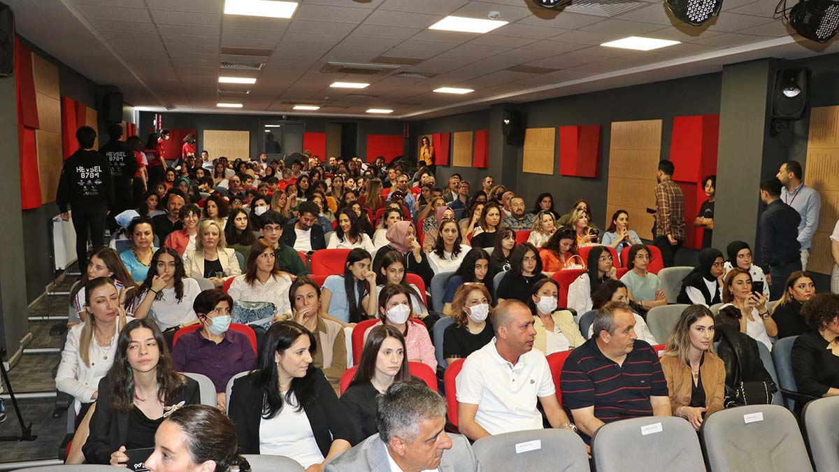 Semra Enver Yücel (SEY) Vakfı tarafından cinsiyet eşitsizliğine dikkat çekmek amacıyla, 7 bölgede 7 ayrı şehirde yapılması planlanan 'Kadının Sorunu Erkeğin Meselesi' projesinin ilki Diyarbakır'da yapıldı.