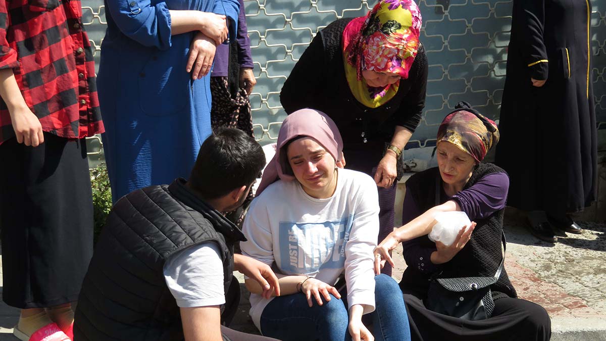 Otomobil kaldırımda tekstil işçilerine çarptı