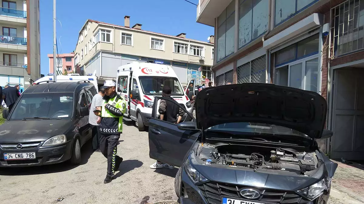 Kartal’da otomobil kaldırımdaki işçileri ezdi