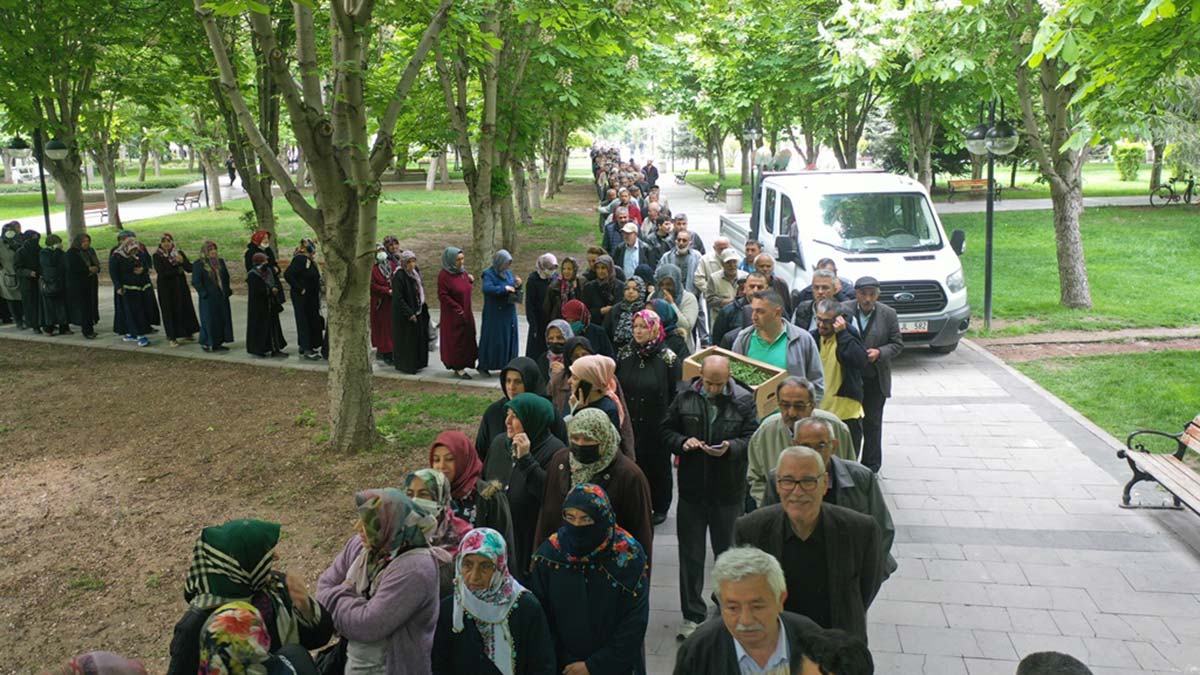 Kayseri'nin merkez Kocasinan Belediyesi, organik domates fidesi dağıtımı gerçekleştirdi. Uzun kuyrukların oluştuğu dağıtımda halka 500 bin adet domates fidesi verildi.
