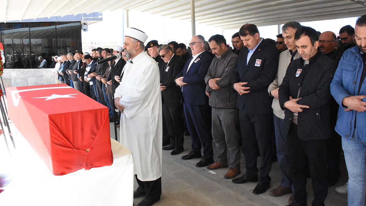 Hakkari'de kullandığı otomobilin minibüsle çarpıştığı kazada hayatını kaybeden polis memuru Abdulkadir Kılıç Sivas'ta son yolculuğuna uğurlandı.