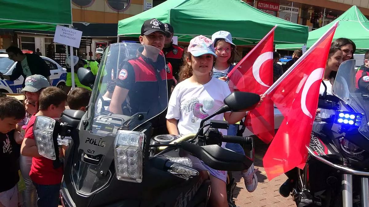 Edirne’nin keşan ilçesinde, milli eğitim müdürlüğü koordinesinde 'keşan bilimle şenleniyor' sloganıyla düzenlenen tübi̇tak 4007 bilim şenliği'nin açılış töreni gerçekleştirildi.