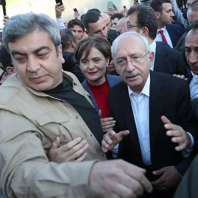 Chp genel başkanı kemal kılıçdaroğlu i̇stanbul i̇l başkanı canan kaftancıoğlu'nun üç davadan aldığı cezanın yargıtay tarafından onanmasının ardından uçakla ankara'dan i̇stanbul'a geldi.  
