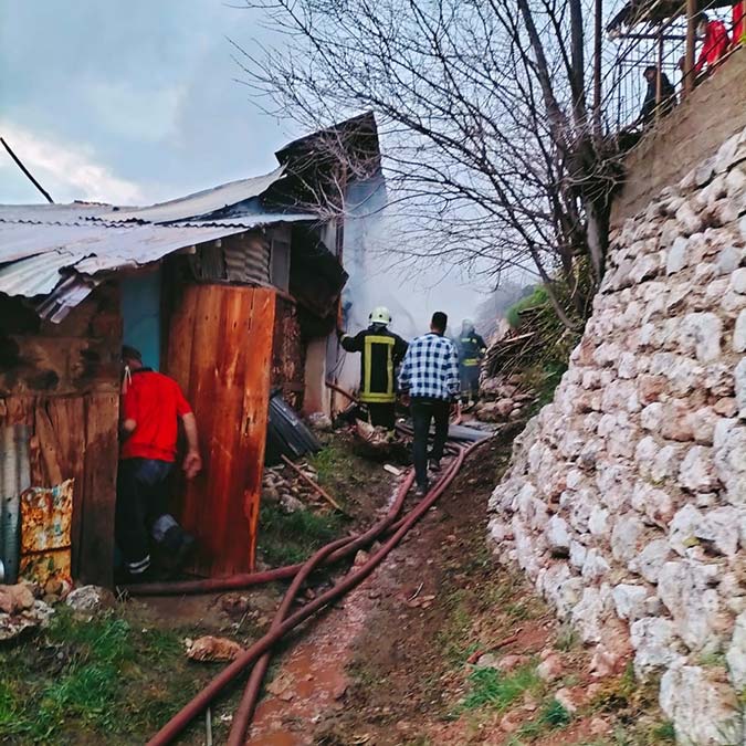 Konya'da çıkan yangın sonucu enkaz altında kalan zihinsel engelli Mehmet Ali Sırım (44) ile onu kurtarmak için içeri giren annesi Havva Yar Sırım'ın (75) cansız bedeni bulundu.