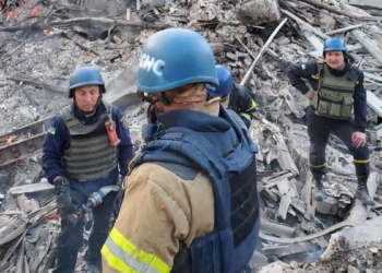 Luhansk'ta bombalanan okulda 60 kişi enkazda kaldı