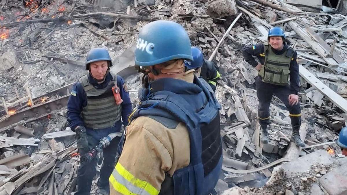 Luhansk'ta bombalanan okulda 60 kişi enkazda kaldı