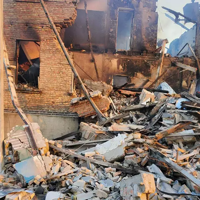 Luhansk'ta bombalanan okulda 60 kişi enkazda kaldı