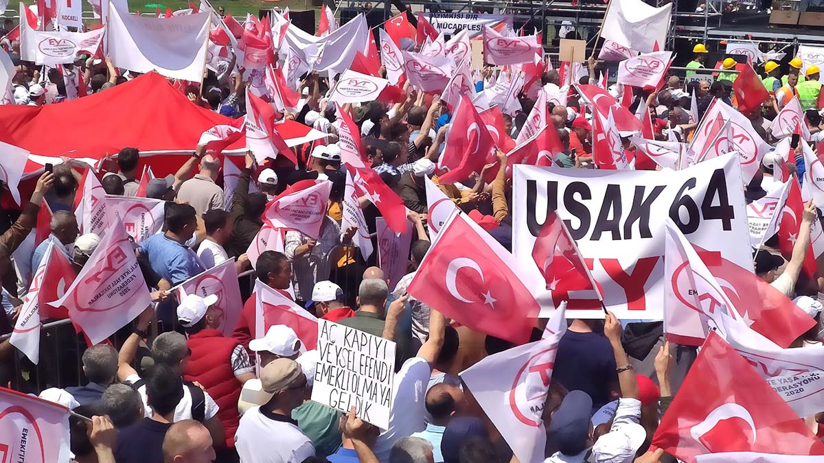 Emeklilik için yaş sınırına takılan (Emeklilikte Yaşa Takılanlar) EYT'liler Maltepe'de eylemde buluştu.