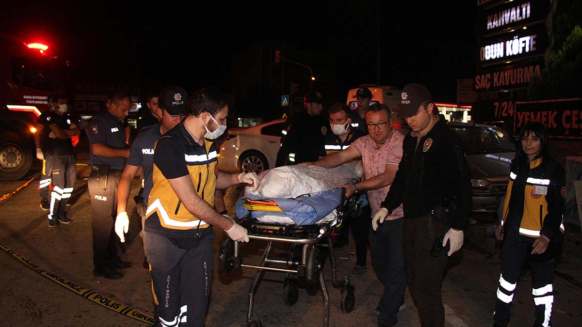 Manisa'nın Kula ilçesinde, iki otomobilin çarpıştığı kazada 4 kişi hayatını kaybederken, 2 kişi de ağır yaralandı. Kazada otomobil sürücüsünün 16 yaşında ehliyetsiz ve alkollü olduğu iddia edildi.