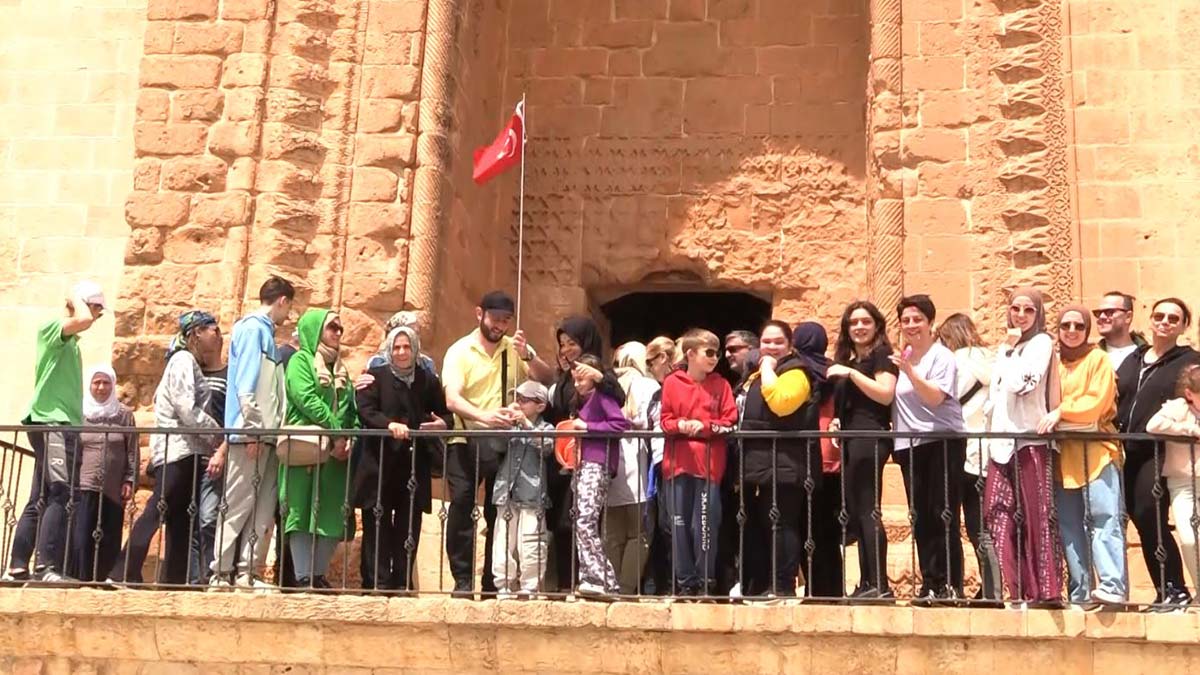 Yerli ve yabancı turistlerin gözde kentlerinden olan, yüzyıllardır farklı dil ve dinlerin bir arada yaşadığı camilere, medreselere, kiliselere, tarihi yapılara ev sahipliği yapan Mardin'de Ramazan Bayramı sonrası turist yoğunluğu.