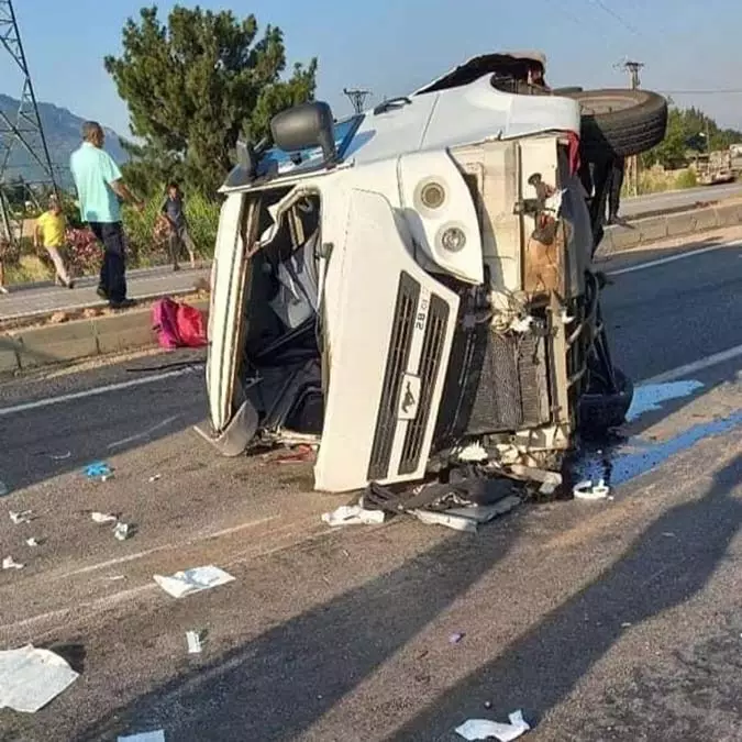 Mersin'in silifke ilçesinde okul servisi ile tir'ın çarpıştığı kazada 9'u lise öğrencisi 11 kişi yaralandı.