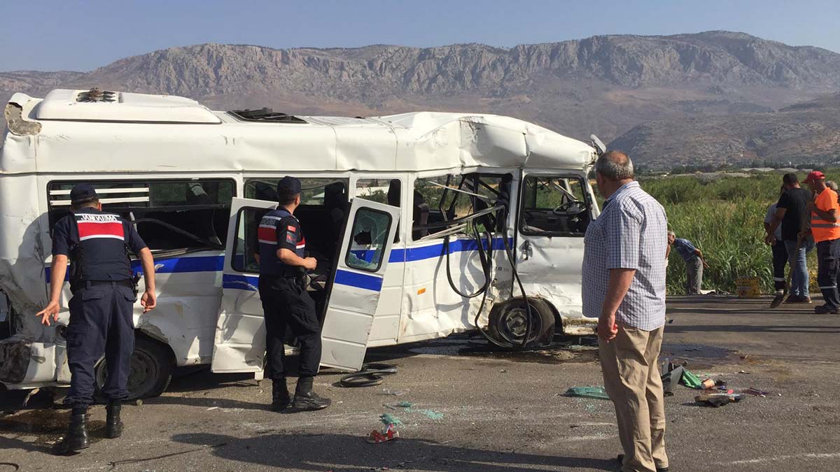 Okul servisi ile TIR çarpıştı; 11 yaralı