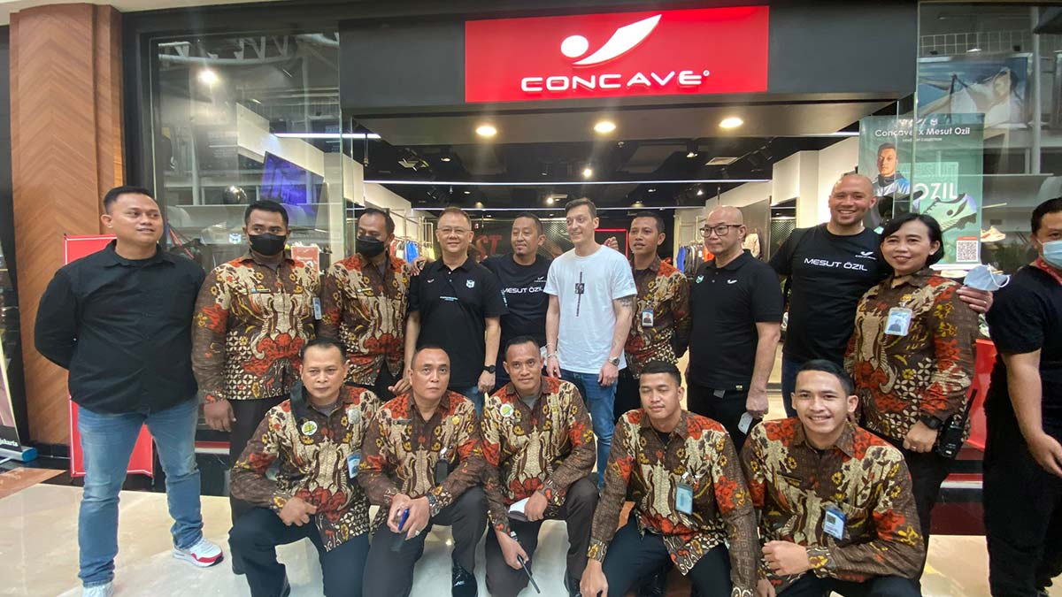 Mesut Özil Endonezya'da anlaşma imzaladı