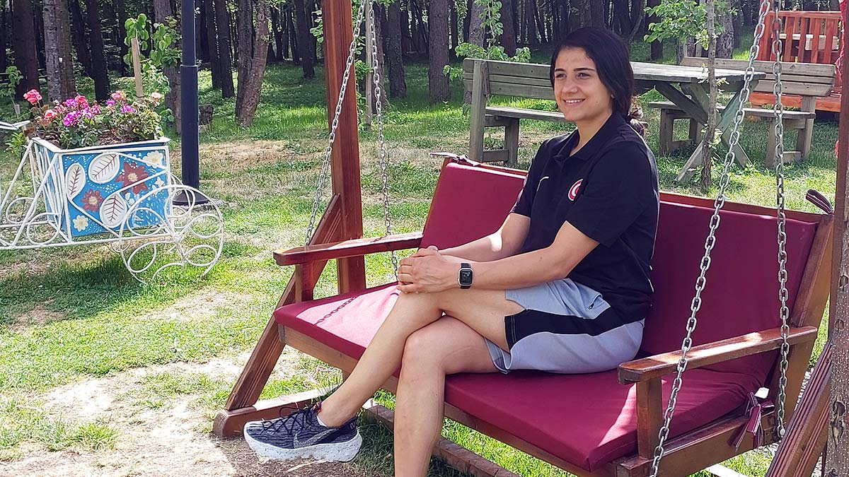 Bolu'da kamp yapan A Milli Kadın Basketbol Takımı'nın oyuncusu Merve Aydın, "Kulüplerde de kupa ve şampiyonluklar yaşamak istiyorum. Her oyuncunun hayali gibi benim de ABD'de WNBA'de oynama hayalim var" dedi.