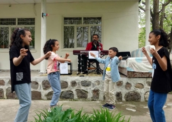 Piyanosuna taktığı şekerleri çocuklara ikram etti