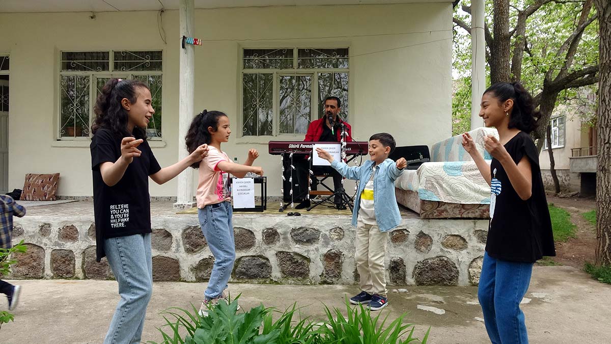 Piyanosuna taktığı şekerleri çocuklara ikram etti