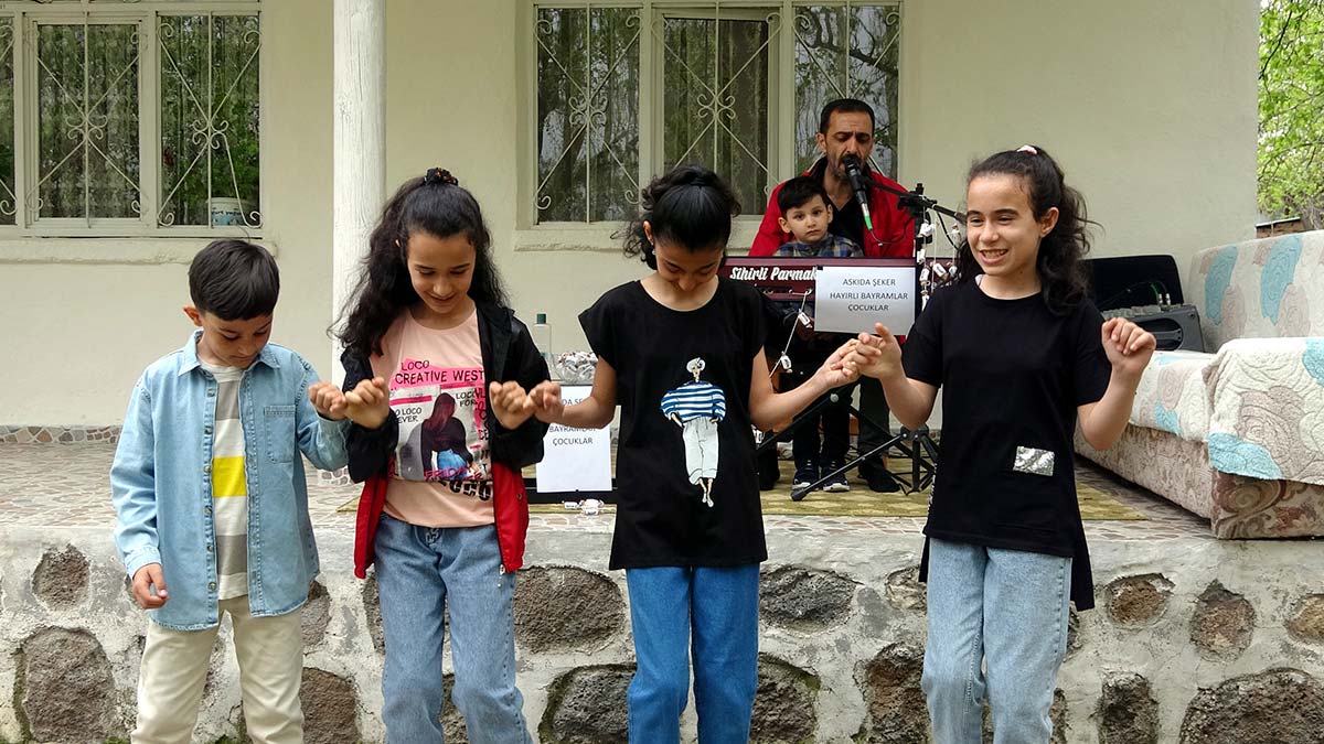 Van'ın Erciş ilçesinde, geçen yıl pandemi sürecine denk gelen Ramazan Bayramı'nda çocuklar için evinin bahçesinde ağaçlara şeker asan 3 çocuk babası müzisyen Bülent Keser (46), bu kez de çocuklara piyanosuna taktığı şekerleri ikram edip, mini bir konser verdi.