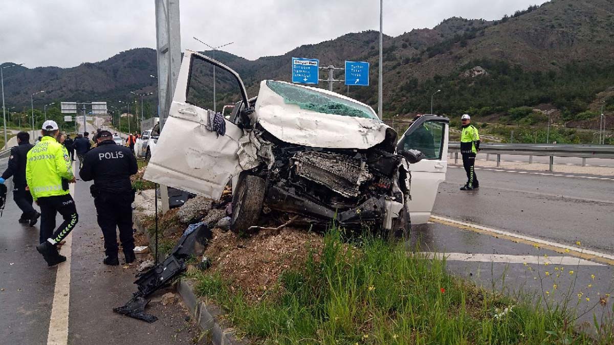 Kamyonete çarpan minibüste anne-kız can verdi