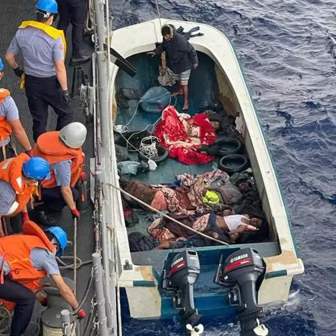Libya'da teknede yarı baygın 17 göçmen kurtarıldı