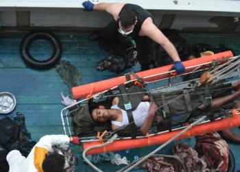 Libya'da teknede yarı baygın 17 göçmen kurtarıldı