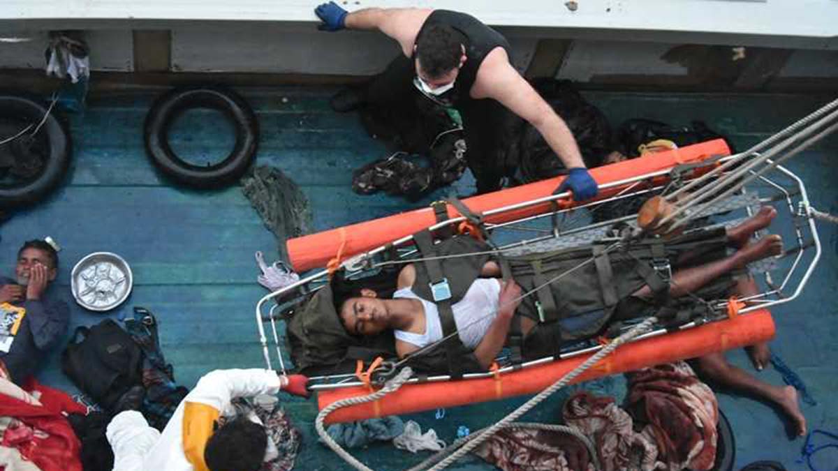 Libya'da teknede yarı baygın 17 göçmen kurtarıldı