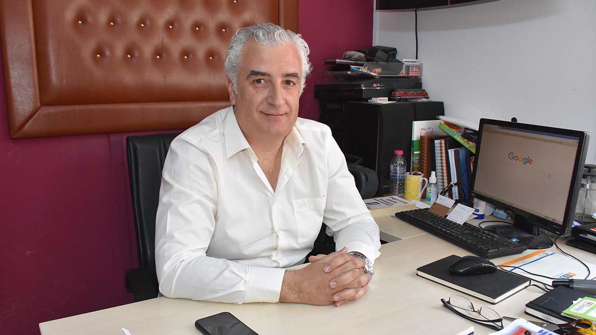 İzmir'in Balçova ilçesindeki Onur Mahallesi'nde 18 yıldır muhtar olan 49 yaşındaki Hamit İhsan Tanes, Alo Kitap uygulaması ile kullanılmayan kitapları bir telefonla adreslerden teslim alıp, ihtiyacı olanlara ücretsiz olarak veriyor.