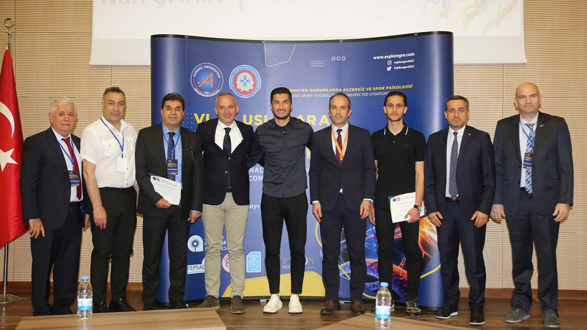 Antalyaspor Futbol Sorumlusu Nuri Şahin, Akdeniz Üniversitesi'nde katıldığı panelde, spor yaşamını ve yaşadıklarını anlattı. Şahin, "Hocalık görevi verildiğinde ben asla Antalyaspor'u bir basamak olarak görmedim. Arka planda farklı hesaplar yapmadım" dedi.