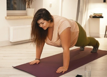 Balkondan bakıp, evde göbek besliyorum