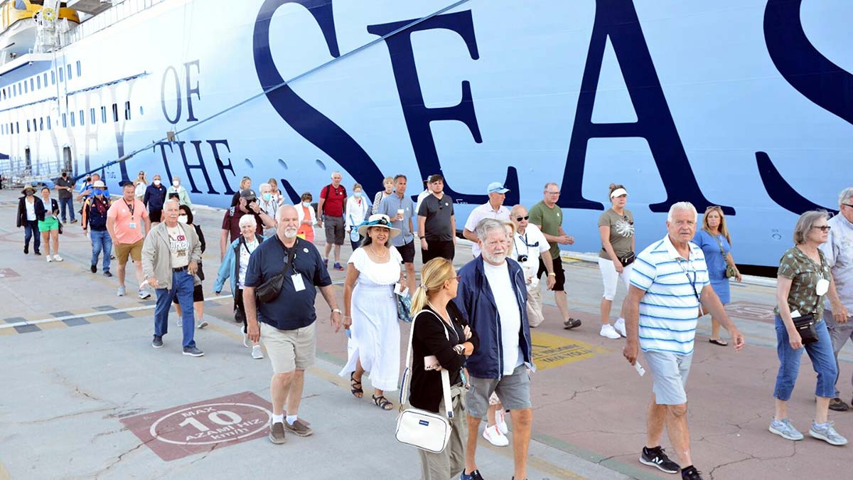 Aydın'ın Kuşadası ilçesine ikinci seferini gerçekleştiren Bahama bayraklı dev kruvaziyer 'Odyssey of the Seas', 3 bin 470 yolcusu ve 1800 mürettebat ile Ege Port Limanı'na yanaştı.