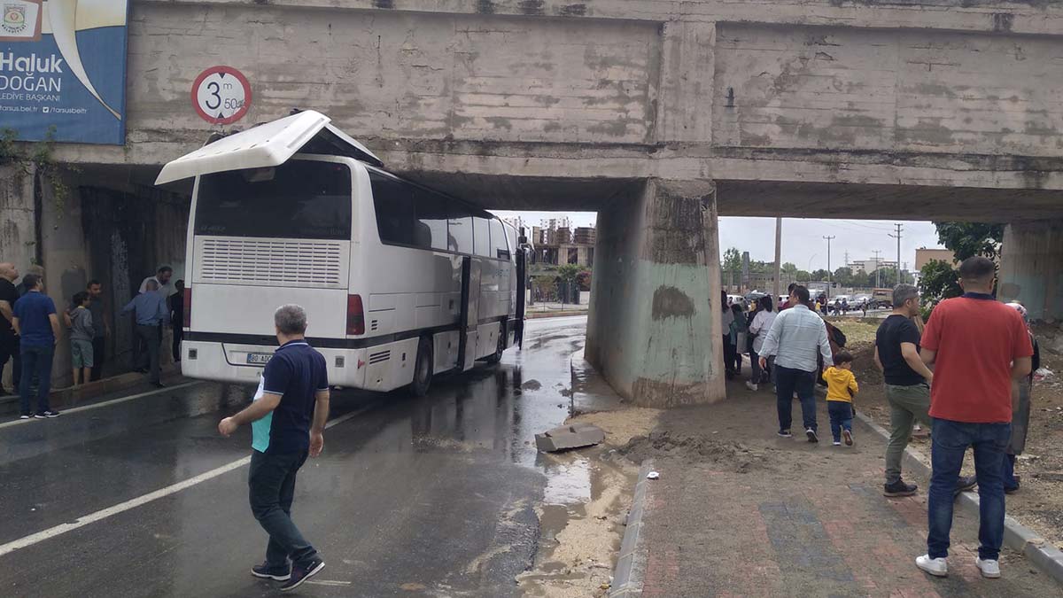 Otobüs üst geçide sıkıştı