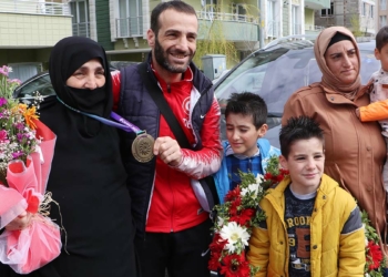 Olimpiyat madalyasını annesine hediye etti