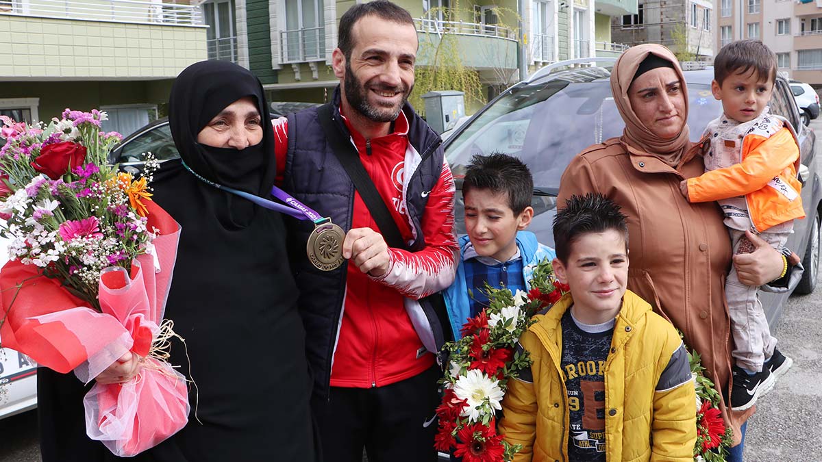 Olimpiyat madalyasını annesine hediye etti