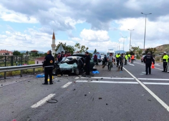 Kamyona arkadan çarpan otomobilde 4 kişi öldü