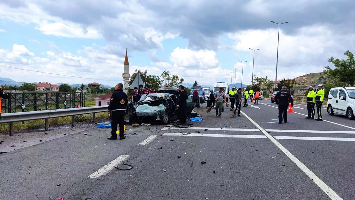 Kamyona arkadan çarpan otomobilde 4 kişi öldü