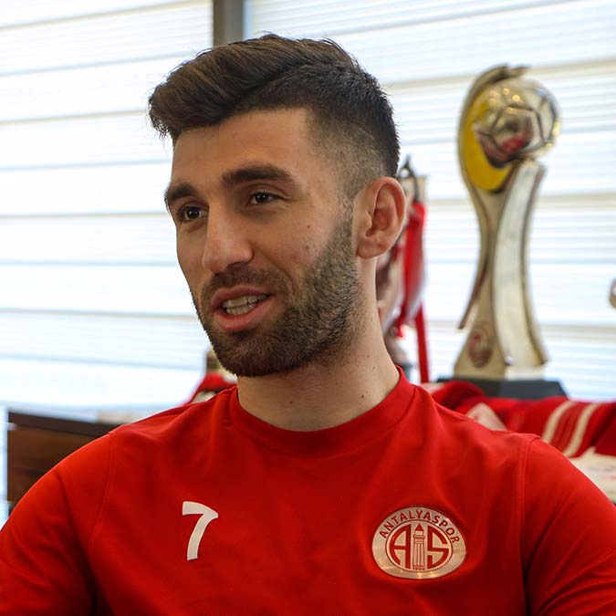 Süper Lig ekiplerinden Fraport TAV Antalyaspor'un başarılı orta saha oyuncusu Doğukan Sinik'in birinci önceliği Avrupa. Sinik, futbol sorumlusu Nuri Şahin'in verilen göreve hazır olduğunun yanı sıra kendisine çok fazla güvendiğini dile getirdi.