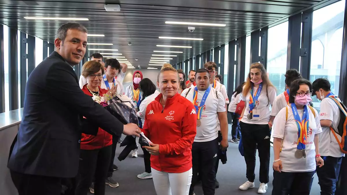 Özel olimpiyatlar türkiye sporcuları yurda döndü