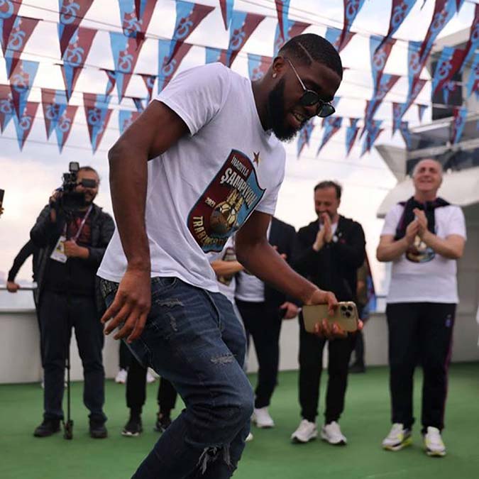 Süper Lig şampiyonu Trabzonspor’la 1 yıl daha sözleşmesi bulunan ve hakkında transfer iddiaları gündeme gelen Djaniny Semedo, "Gelecek teklifler tabi ki olabilir. Bunlar değerlendirilip oturulup konuşulabilecek şeyler" dedi.